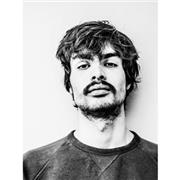 professeur de saxophone gentils et souriant a la recherche d'un élève